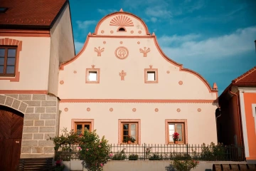 Zdobené štíty v Holašovicích